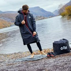Gill Gill Aqua Parka Dry Robe 24 Gill Gill Aqua Parka Dry Robe -Professional Nautical Clothing Store Gill Aqua Parka 2022 Graphite 5024 Lifestyle1 1